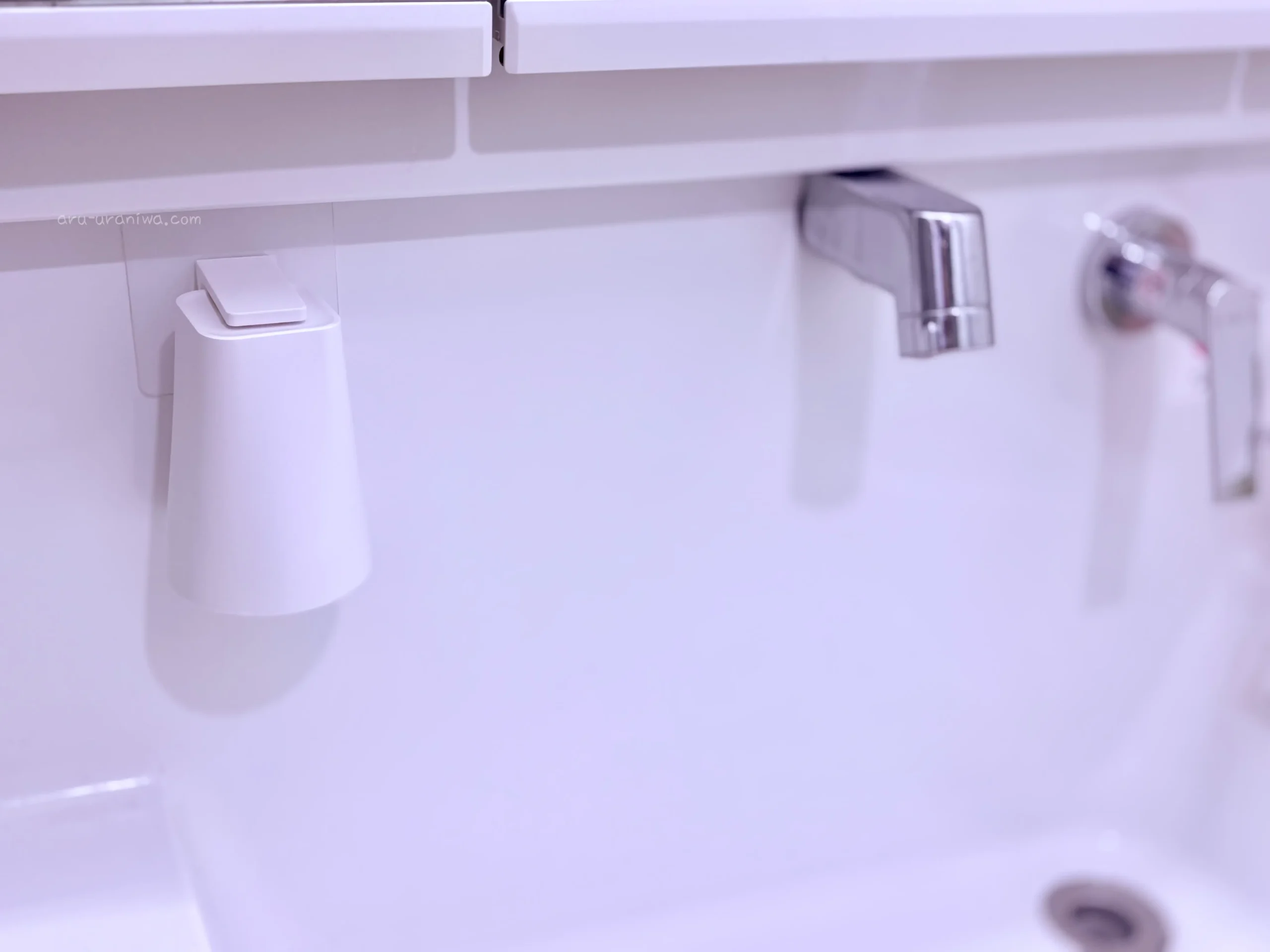 浮かせる歯磨きコップ