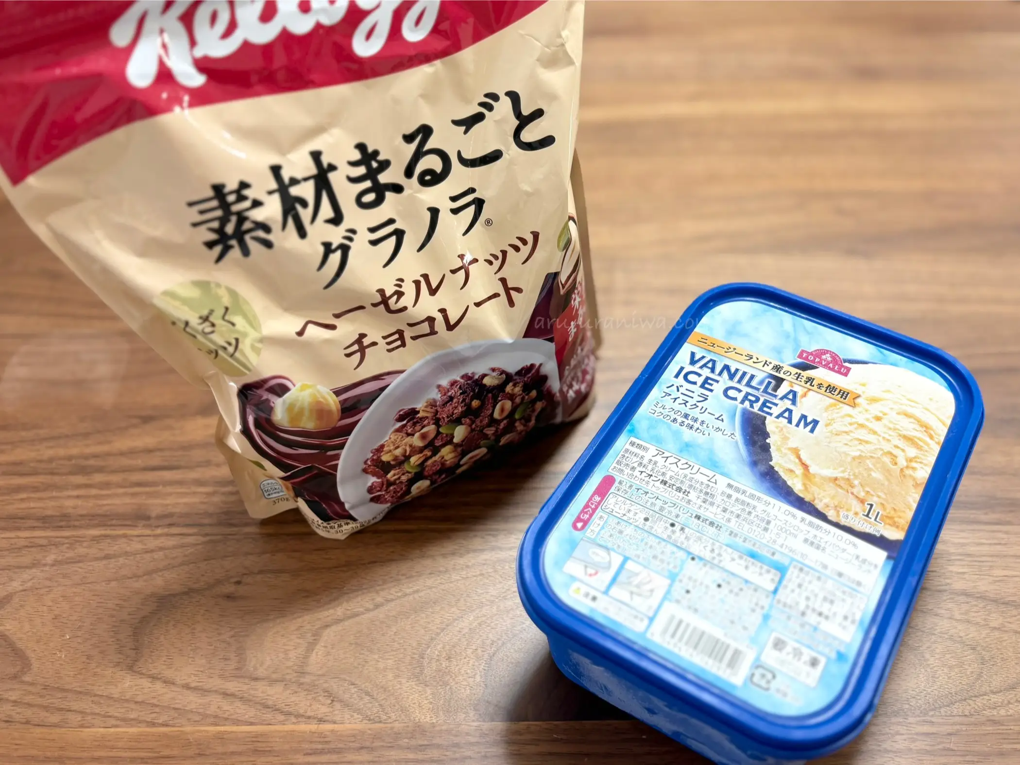 バニラアイスクリームにシリアルトッピング